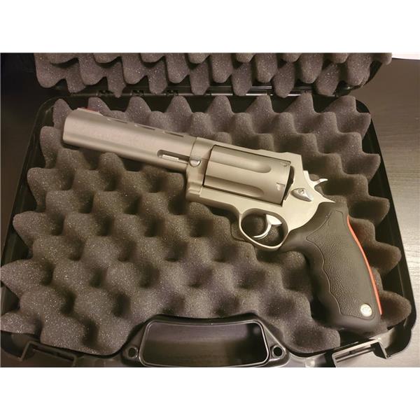 .454 Casull Taurus M513 Raging Judge Magnum plus ammo & case 6 inch " barrel