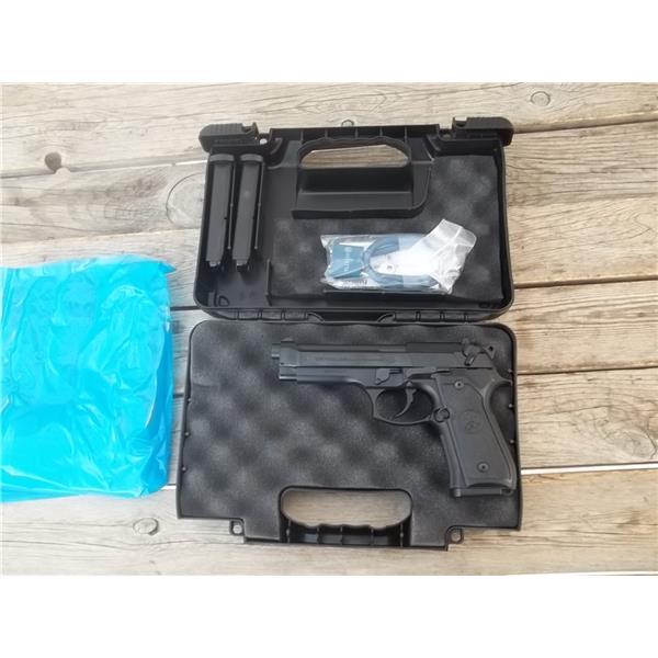 9mm Luger (9x19 Para) Beretta 92 FS 92FS Police Special New W/ 3 15rd Magazines