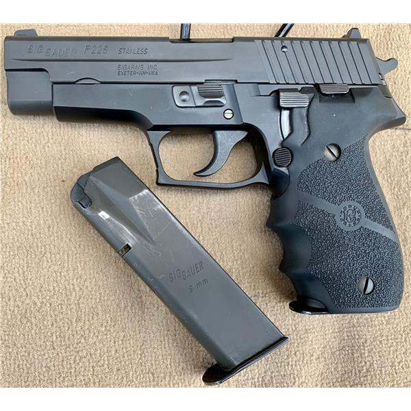 9mm Luger (9x19 Para) Sig Sauer P226 Classic - no rail 7 magazines No Reserve 4 inch " barrel