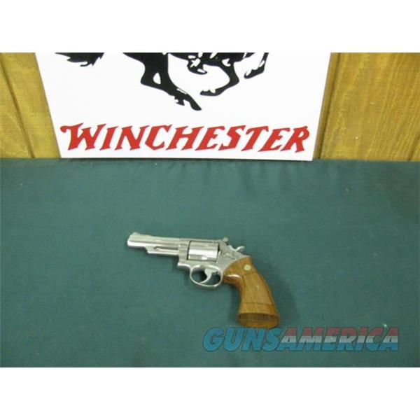 .357 Magnum 7279 Smith Wesson 66 357 mag 4 inch barrel stainless finish, miniscule drag, 99%, walnut grips not a mark on them .s/n4k5628x adjustable rear site, medallion grips.99% condition