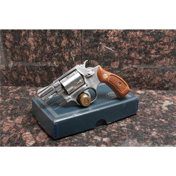 Smith & Wesson / S&W NICE! Vintage Model 60 .38 Spl. (Mfg. 1977) w/box PENNY! 2 inch " barrel