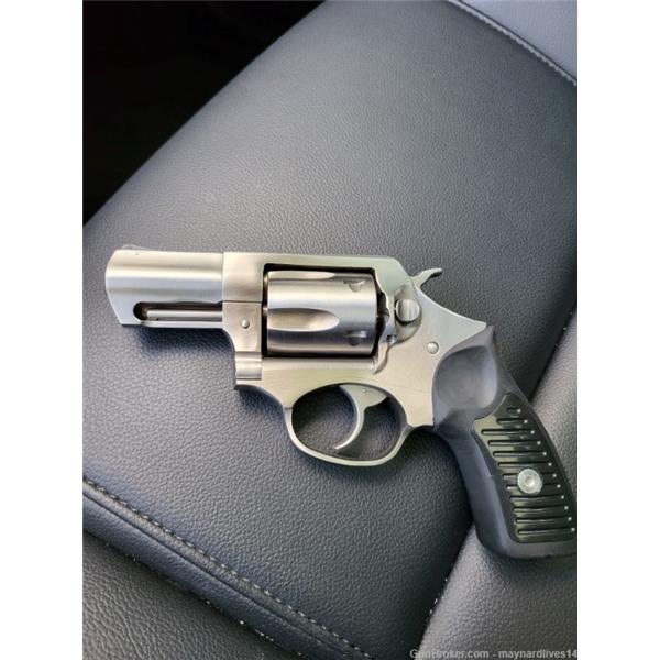 .357 Mag. Ruger / Sturm, & Co. SP101 Magnum (2" Barrel) XLNT Condition! 2 inch " barrel