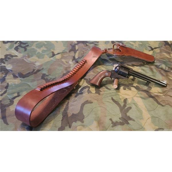 .44 Mag. Ruger / Sturm, & Co. New Model super Blackhawk w/holster and bullet belt