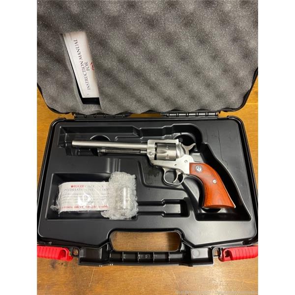 .22 LR New Model Single-Six Convertible Ruger / Sturm, & Co. Single Six 22lr 22mag cylinders 6.5”