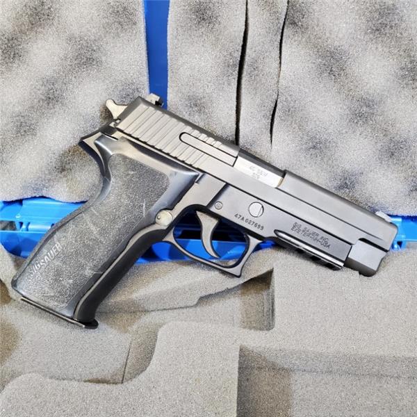 Sig Sauer P226 pistol .40 S&W w/ 3 magazines 12rd No Reserve! 4 inch " barrel