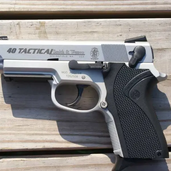 Smith&Wesson 4013TSW ブラック Smith & Wesson 4013TSW .40 S&W caliber pistol for sale.
