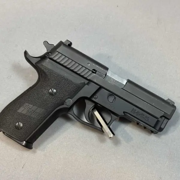 P226 シルバー/ブラック & P7 M13 ブラック Amazon.com : G26 Airsoft Metal P226 Spring Airsoft Pistol