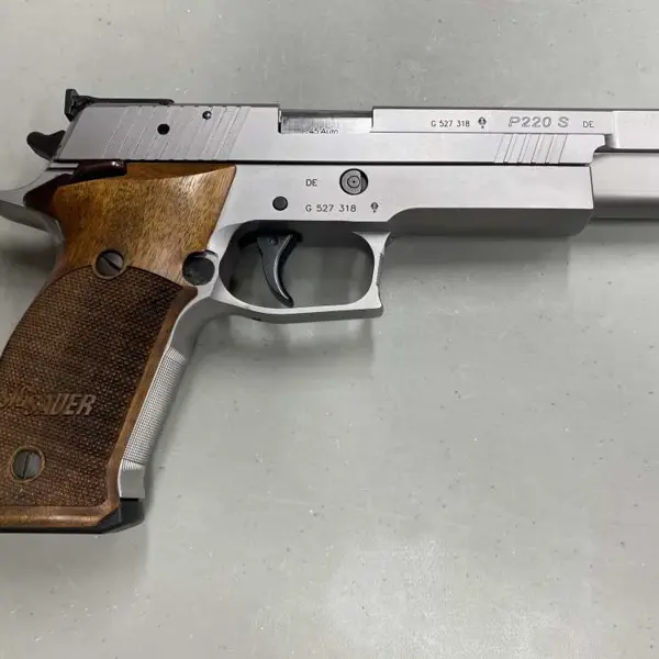 2.9万→1.5万に値下げ！　SIG-SAUER P220 初期 状態良好 SIG-Sauer P220 pistol series - Internet Movie Firearms