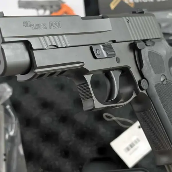 SIG Sauer P220 - Thumbnail 3