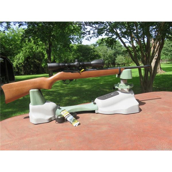.22 LR 10/22 Carbine Ruger / Sturm, & Co. NIB. Walnut stock. .22lr 4-12x40mm Scope 01103 18 inch " barrel